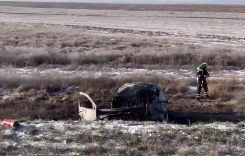 Семья сгорела заживо после столкновения с контейнеровозом на трассе «Элиста – Зимовники»