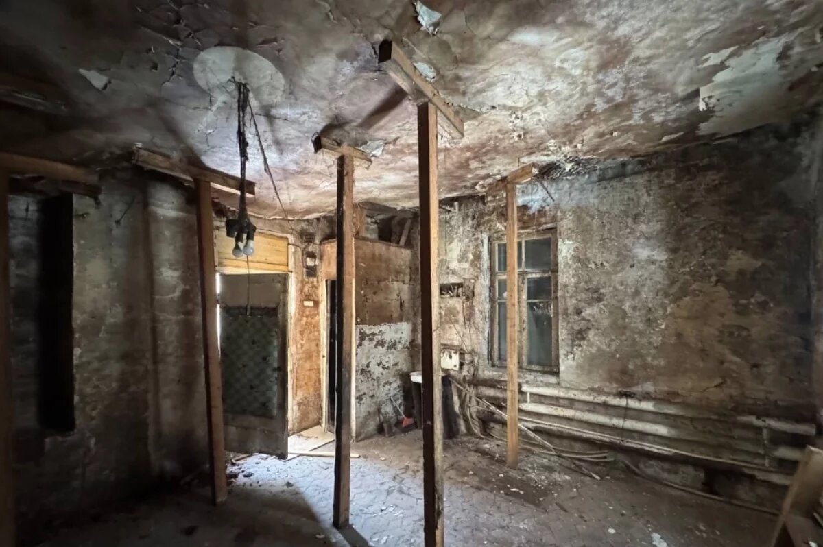    Потолки бывшей часовни грозили обрушиться.