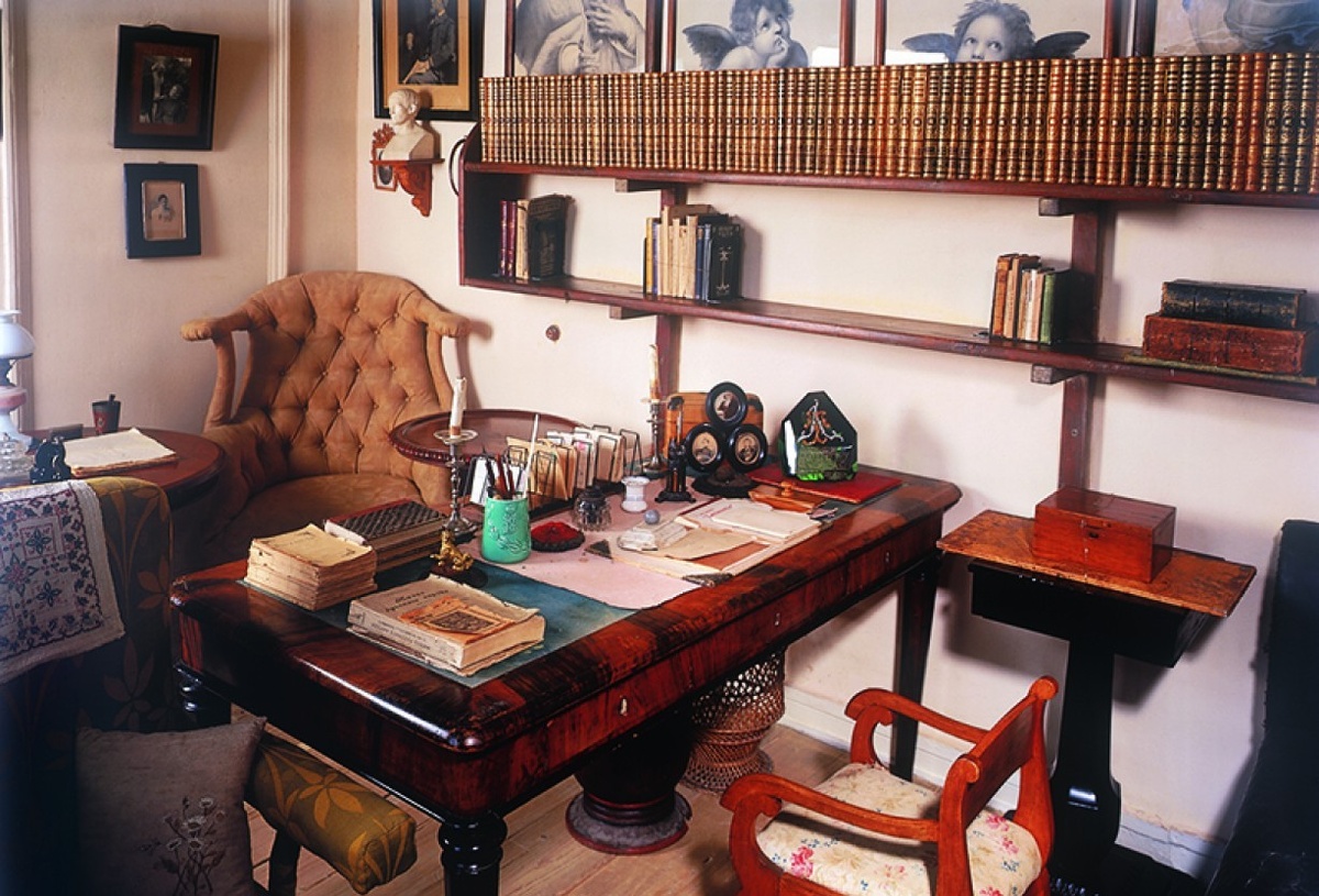 Аскетичный кабинет Толстого — прямое отражение его языковой философии. Ничего лишнего. Только необходимые инструменты для труда над текстом-исповедью.