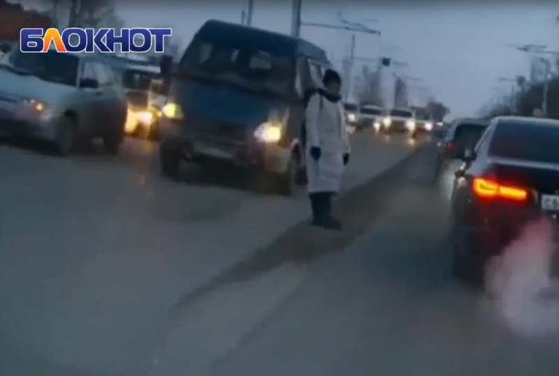 «Жить надоело?»: водитель заснял на видео опасный маневр пешехода в утренний час пик