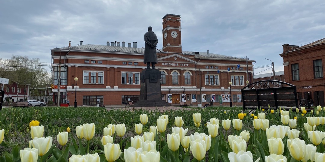 Череповец #1. Немного истории, площадь Милютина, крест и гимназистка с котом