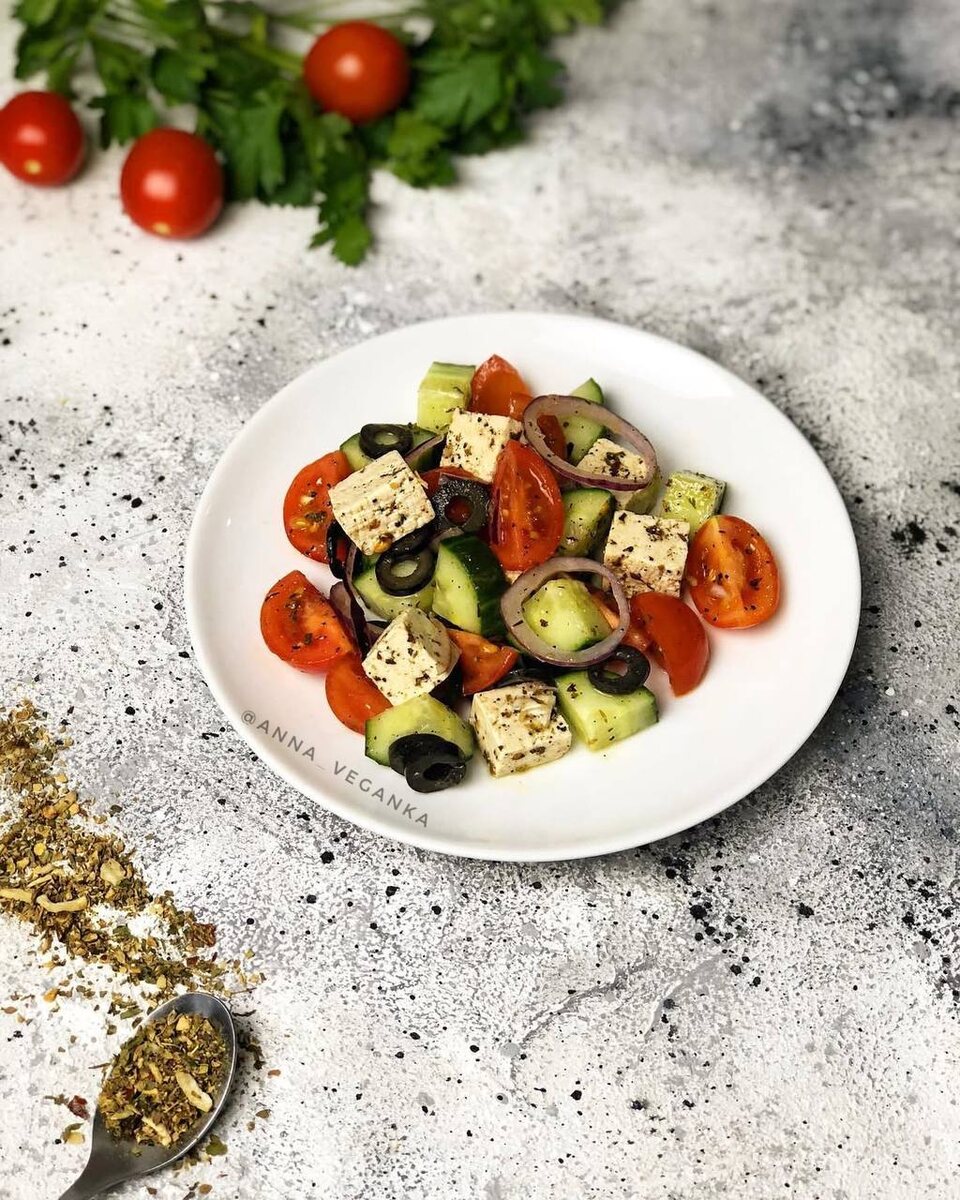 Постный и веганский Греческий салат с тофу-фетой
