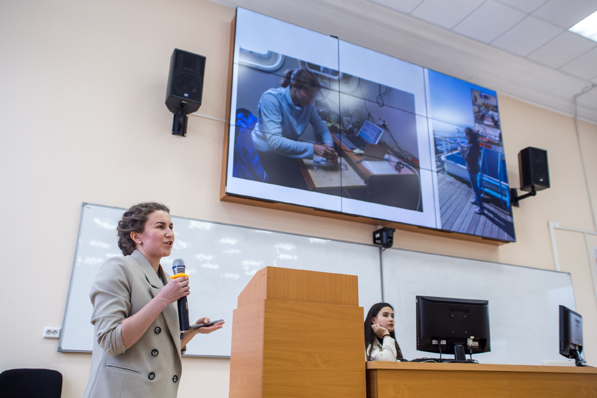 Интеллектуальное состязание «Субботние пересечения» в Лицее при ТПУ (базовая школа РАН).  Формат жесткий: всего 10 минут, чтобы остроумно и доступно рассказать школьникам о своих исследованиях.