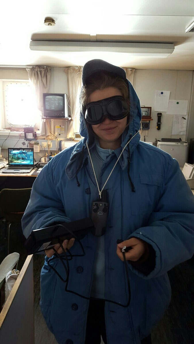 62-я РАЭ (2016–2017). В полной экипировке и готова к работе: измеряю оптическую толщу атмосферы в ясный солнечный день. Очки здесь не просто элемент «научного стиля», а обязательная защита глаз от полярного ультрафиолета.