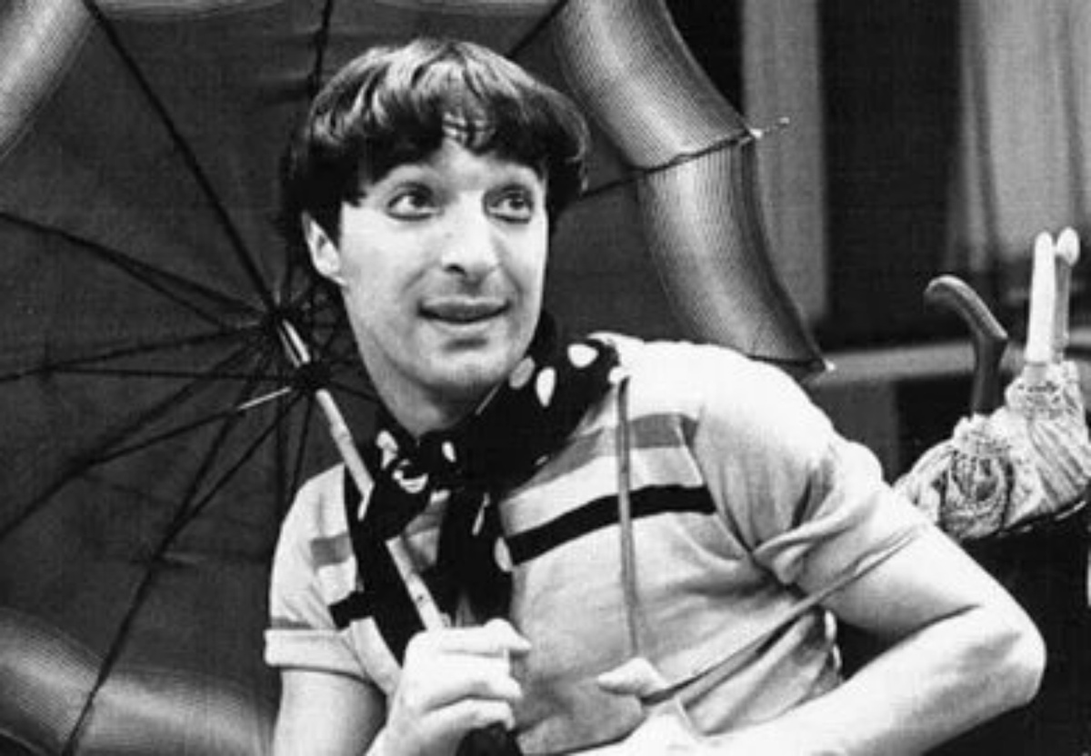 Леонид отказался от рыжих париков и накладных носов, выбрав путь искренних эмоций и чистого миманса.