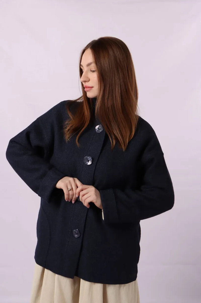 На модели: жакет шерстяной Палермо, цвет синий