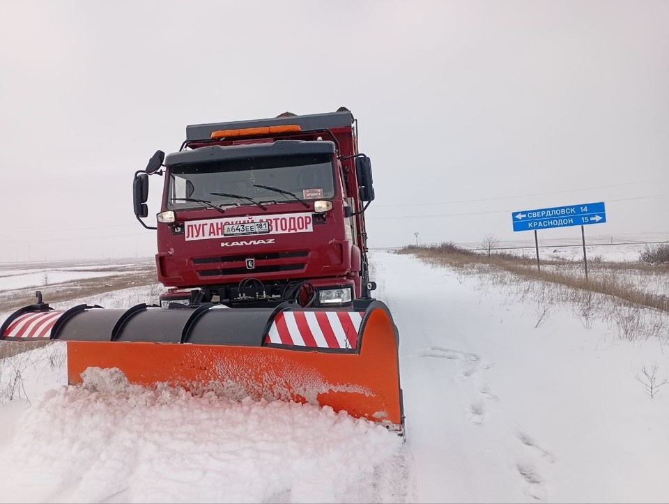    Для обеспечения безопасности движения задействованы комбинированные дорожные машины. ФОТО: Минтранс ЛНР