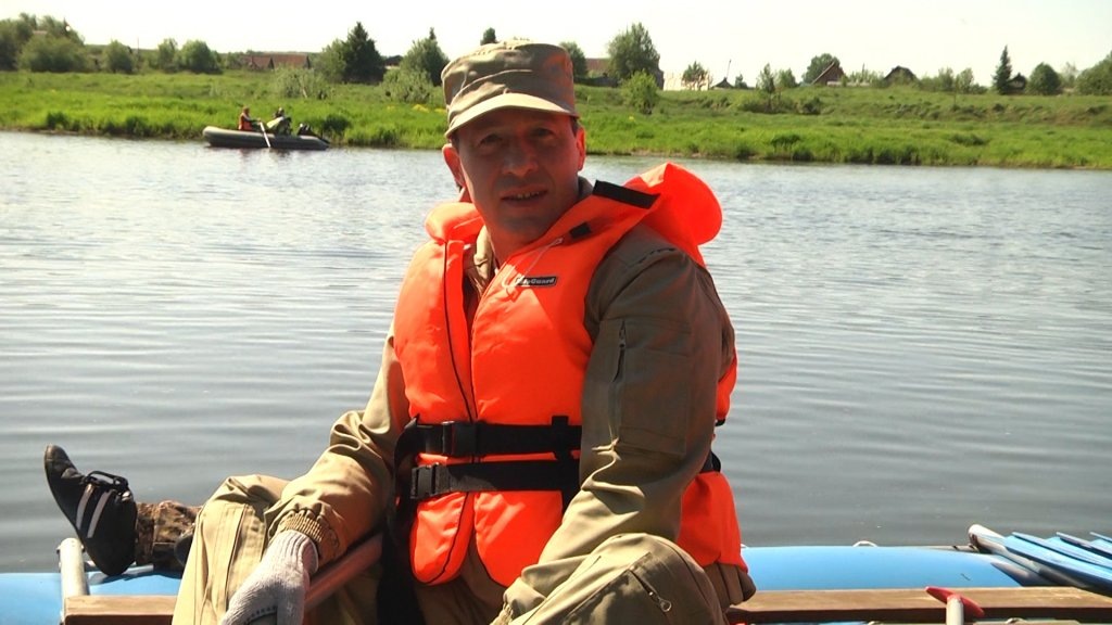    Полпред президента в УрФО Игорь Холманских на сплаве по Чусовой с представителями общественного движения «В защиту человека труда»