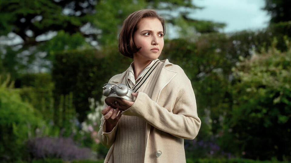 Фото: © Сериал "Тайна семи циферблатов", реж. Крис Суини, 2026