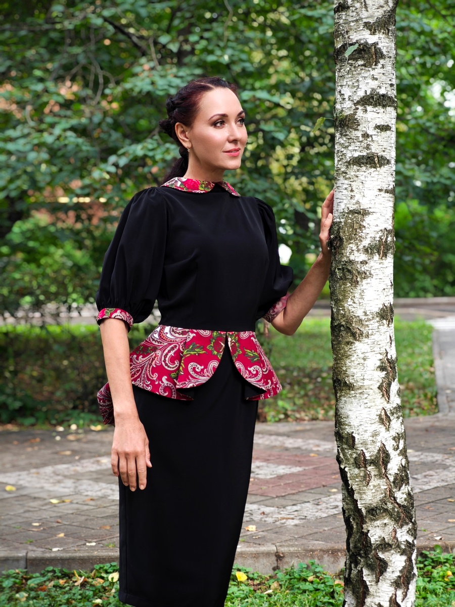 Русская женщина Мария Ефремова возле русской березки. На мне платье с элементами и павловопосадских платков - исконно русская роспись. Фото со съемок фильма "Умная помощь" 