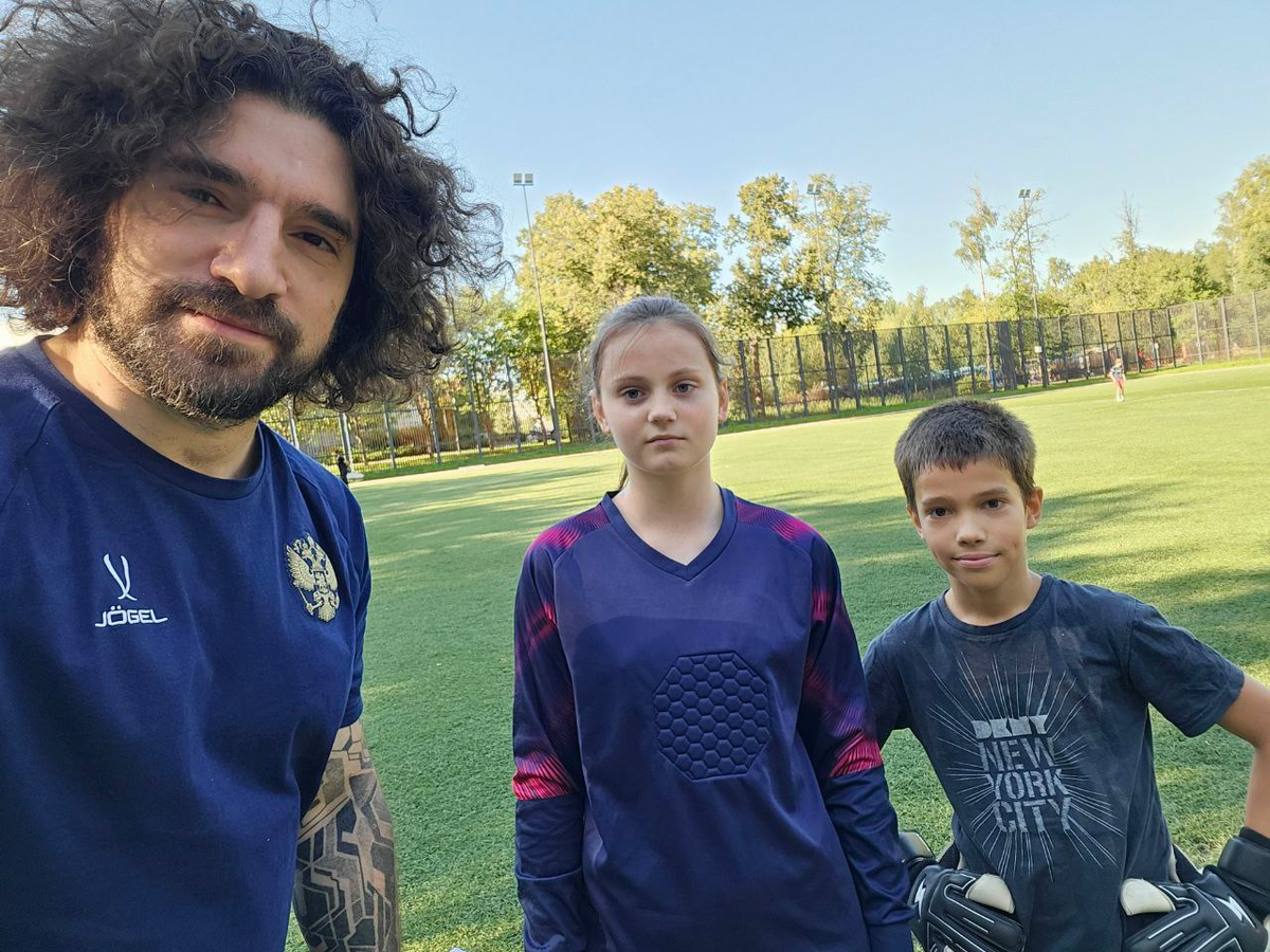 Примерно в этот период (лето 2025 года) шли матчи нашей сборной, а Федор тренировал наших голкиперов