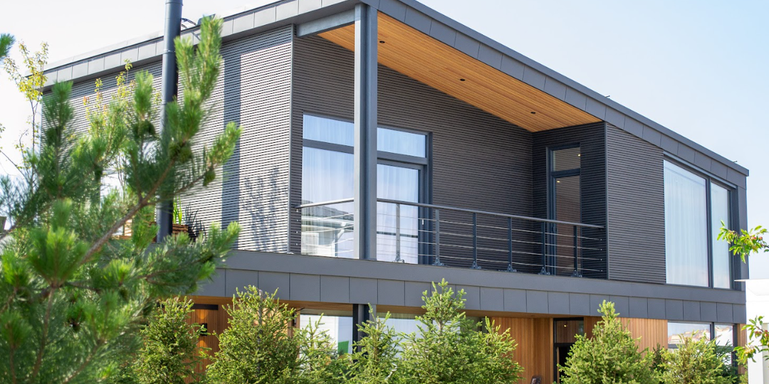 Инвестиция в комфорт и тепло: как выбор окон решает судьбу вложений в загородную недвижимость