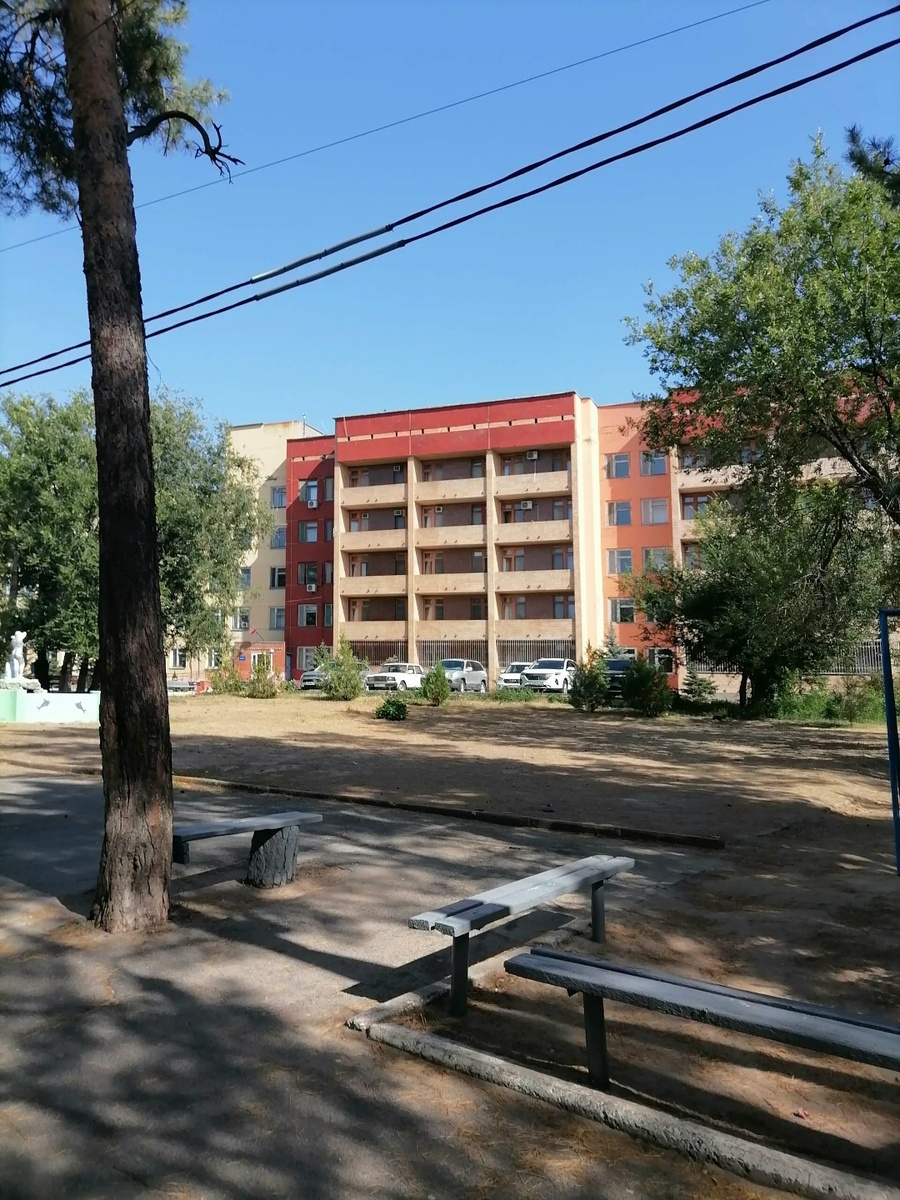 Санаторий Качалинский Волгоградская область : история и покой

Санаторий Качалинский — это не просто место для отдыха и оздоровления, это настоящий оазис спокойствия и гармонии, где время словно замедляет свой бег. Расположенный в живописном уголке природы, он притягивает к себе людей, ищущих уединения и гармонии с собой и окружающим миром.

История санатория Качалинский уходит корнями в далёкое прошлое. Ещё в начале XX века эти места были известны своими целебными источниками и чистым воздухом. Люди приезжали сюда, чтобы восстановить здоровье и силы. В советское время санаторий был модернизирован и стал одним из популярных мест отдыха для жителей страны.

Сегодня санаторий Качалинский продолжает традиции своих предшественников. Здесь созданы все условия для комфортного пребывания и эффективного лечения.  Оно здесь разнообразно, и зависит от вашего заболевания

Гинекология

Органы пищеварения

Сердечно-сосудистая система

Заболевания эндокринной системы

Нарушение обмена веществ

Нервная система

Квалифицированные врачи и медицинский персонал заботятся о каждом госте, помогая ему обрести здоровье и душевное равновесие.

Окружённый вековыми деревьями и живописными пейзажами, санаторий Качалинский словно переносит своих гостей в другой мир, где нет места суете и стрессу. Здесь можно забыть о повседневных заботах и насладиться тишиной и покоем. В столовой приготовят вкусные блюда , всегда свежая выпечка и фрукты. А  в уютном бассейне можно поплавать и насладится гидро массажем.

Прогуливаясь по ухоженным аллеям, вдыхая свежий воздух и слушая пение птиц, гости санатория могут ощутить связь с природой и почувствовать, как восстанавливаются их силы. А вечером, провести культурный досуг в ДК, попеть под баян,посмотреть фильмы, потанцевать. Можно вспомнить историю этого места и представить, какие тайны и легенды хранят его стены, побывав в местном Музее казачий культуры.

Санаторий Качалинский — это место, где каждый может найти то, что ищет: отдых, лечение, гармонию. 