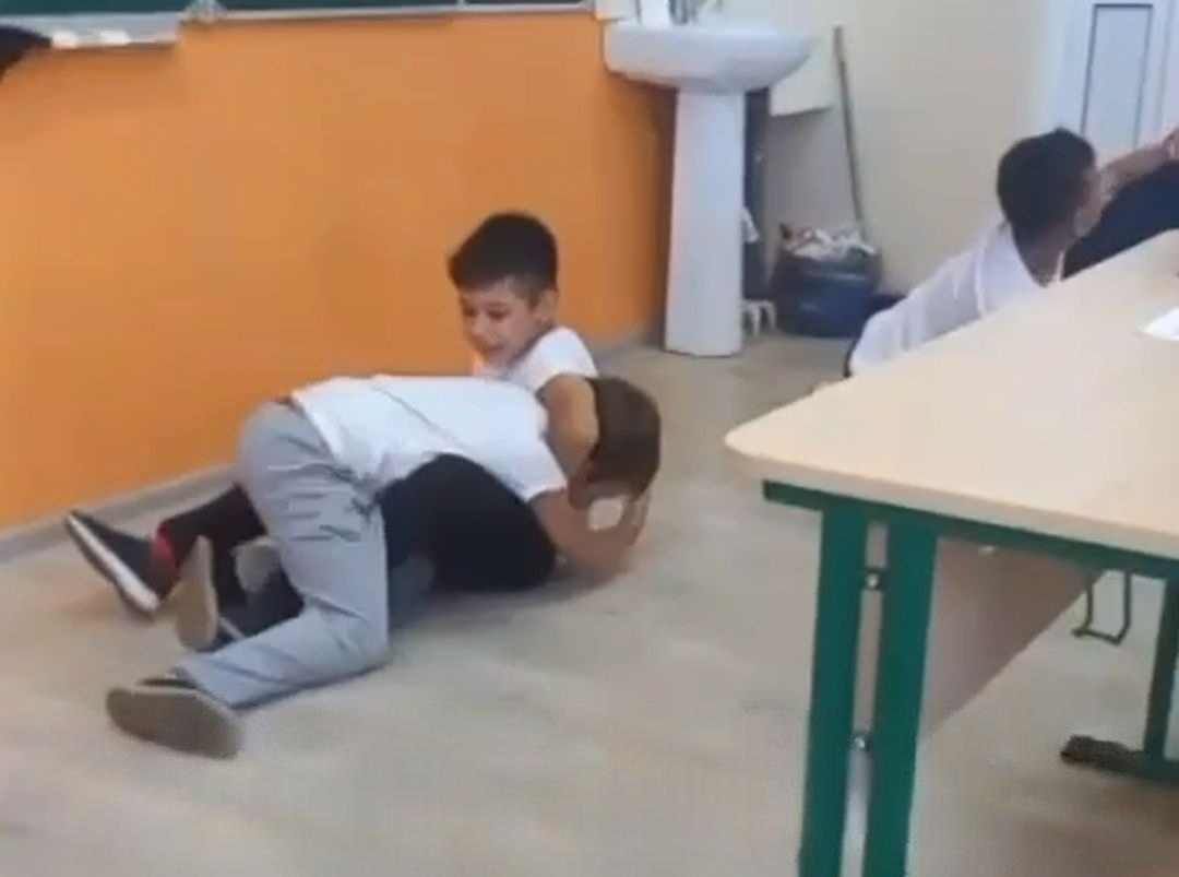 Ребёнок мигрантов Юсуф терроризирует одноклассников, пока русскоязычных детей заваливают на экзаменах по русскому языку. Юсуф сдал экзамен.