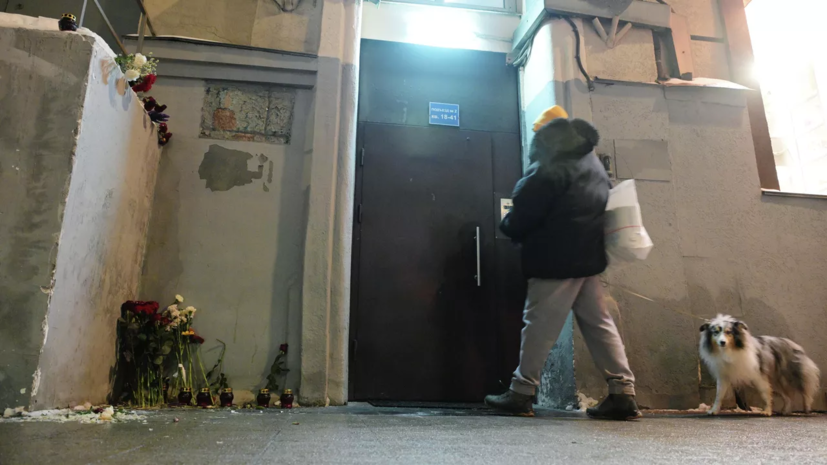 Разбившего мемориальную табличку на доме Политковской оштрафовали