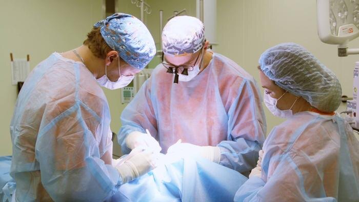 Врачи успешно удалили редчайшую кисту у ребёнка, сохранив мимику лица. Обложка © VK / Российская детская клиническая больница (РДКБ)