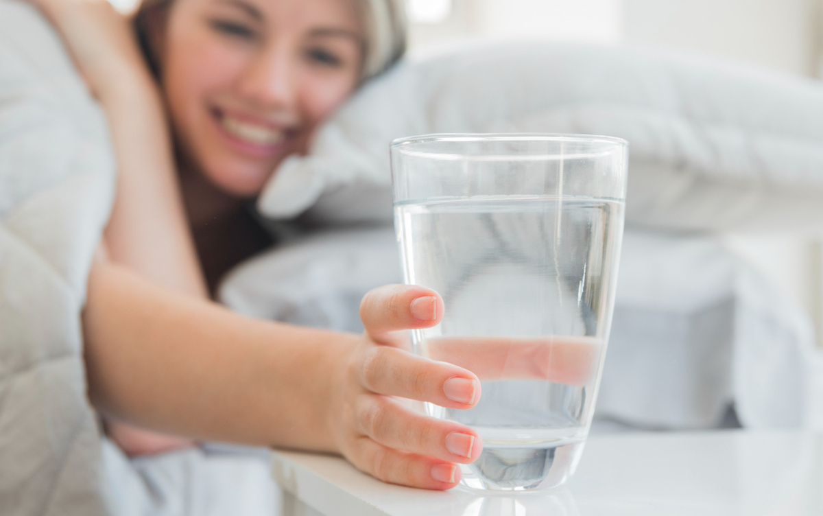    Стоит ли пить теплую воду по утрам: польза или миф из соцсетей?