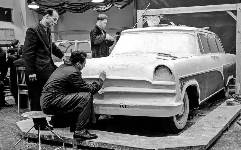 Горьковские стилисты Ладислао Дуарте, Борис Лебедев и макет автомобиля Стрела.📷
