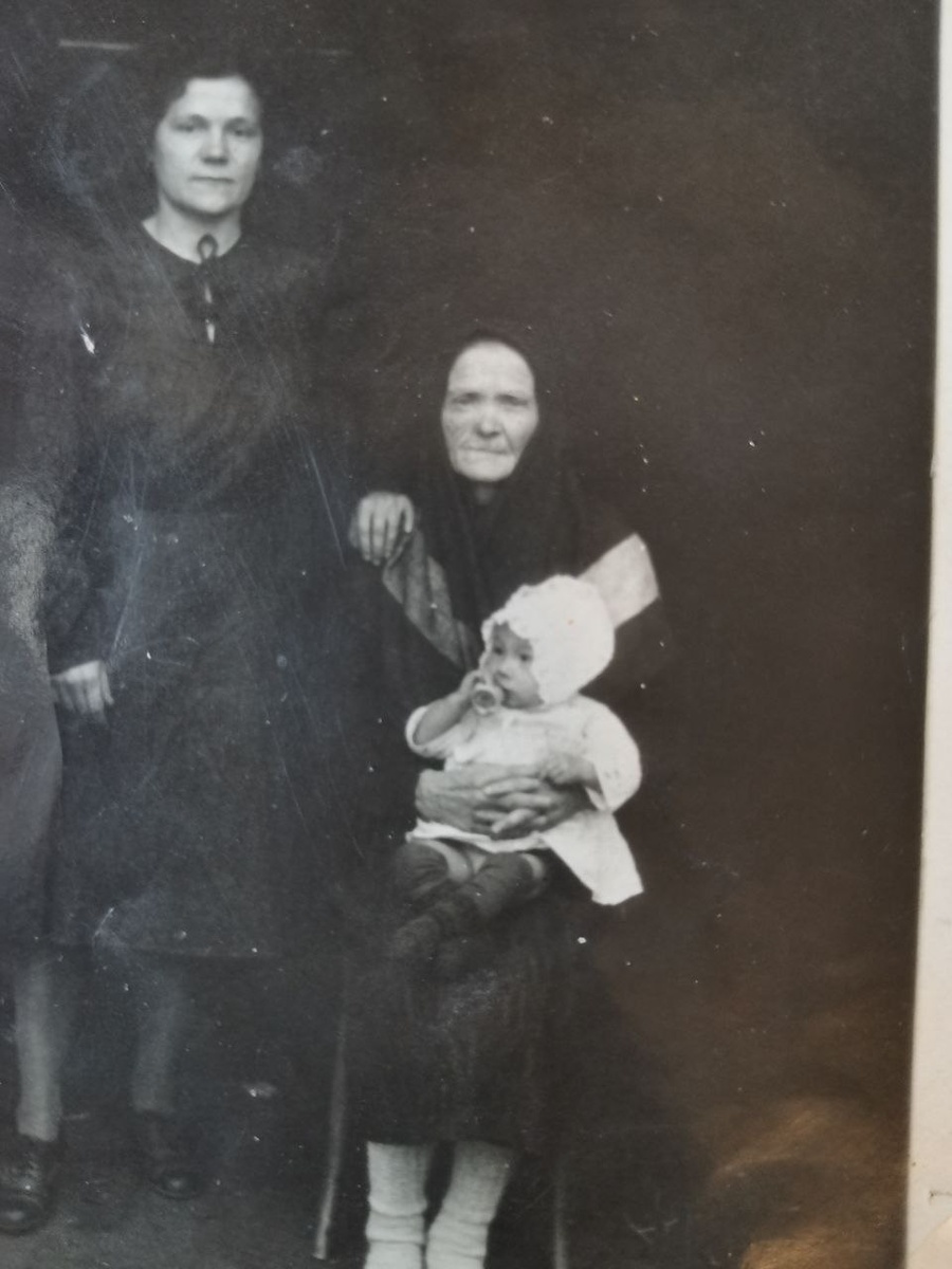 Фото автора. Моя прабабушка, бабушка и мама. 