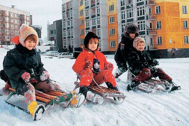 И санки наши быстры. Детская забава пережила СССР и все еще популярна