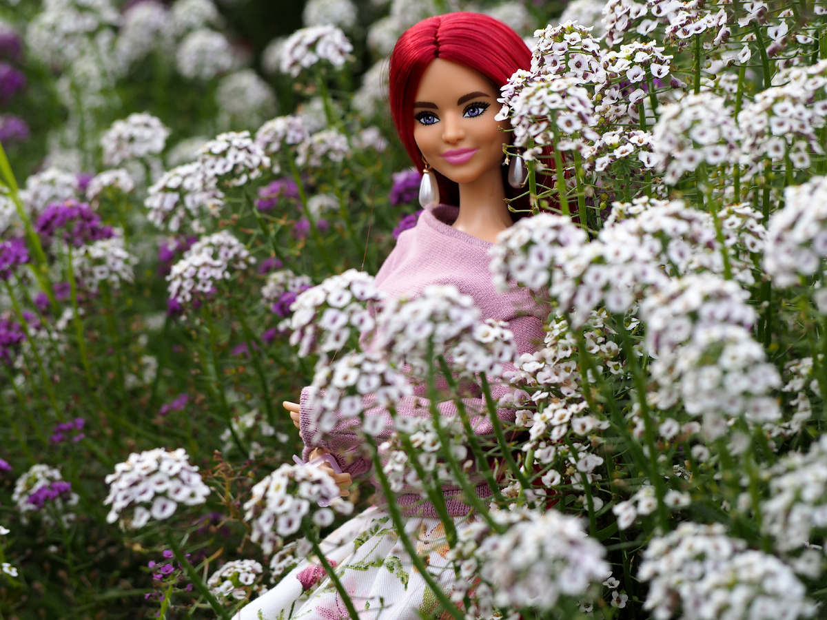 Barbie Extra #9, перепрошитая молочным шёлком.