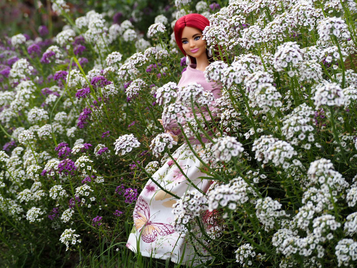 Barbie Extra #9, перепрошитая молочным шёлком.