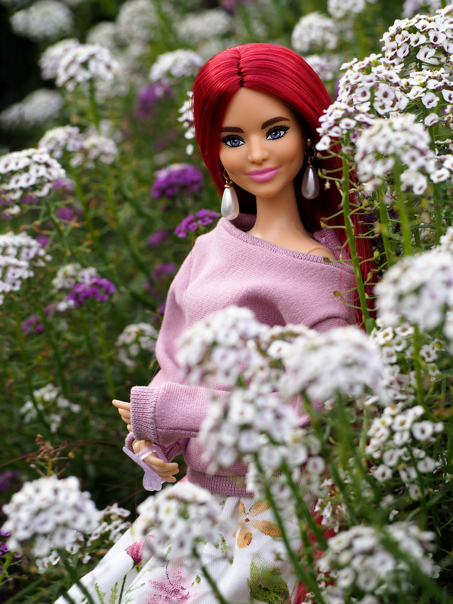 Barbie Extra #9, перепрошитая молочным шёлком.