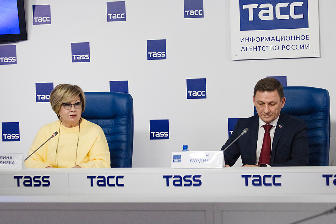    Галина Гриднева и Роман Бурдин. Фото: официальный сайт Общественной палаты Новосибирской области