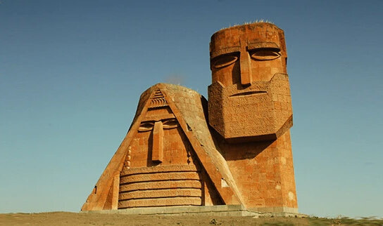   Армянские власти стремятся полностью стереть память об Арцахе. Фото spyurk.cyou