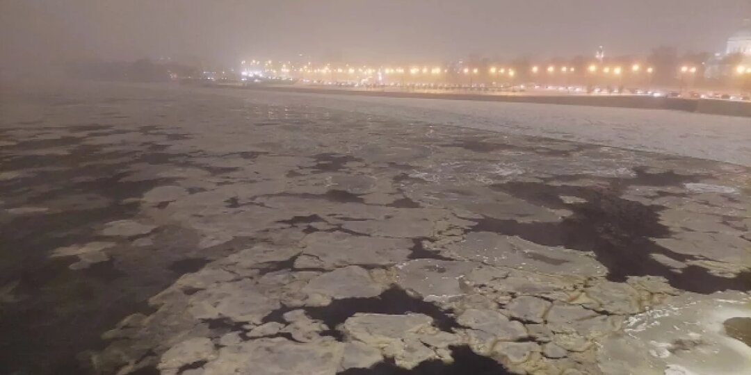 Рыбаки едва не погибли на Рыбинском водохранилище, застряв на льду