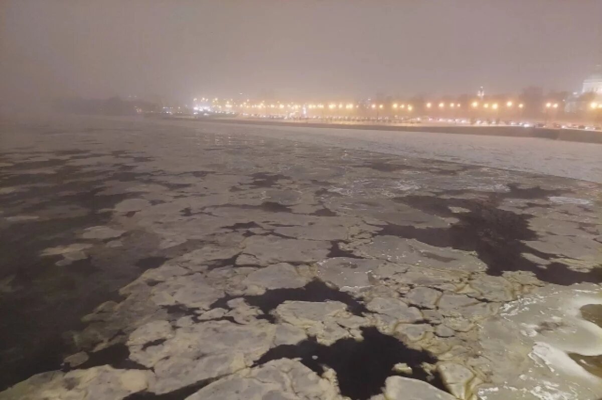    Рыбаки едва не погибли на Рыбинском водохранилище, застряв на льду