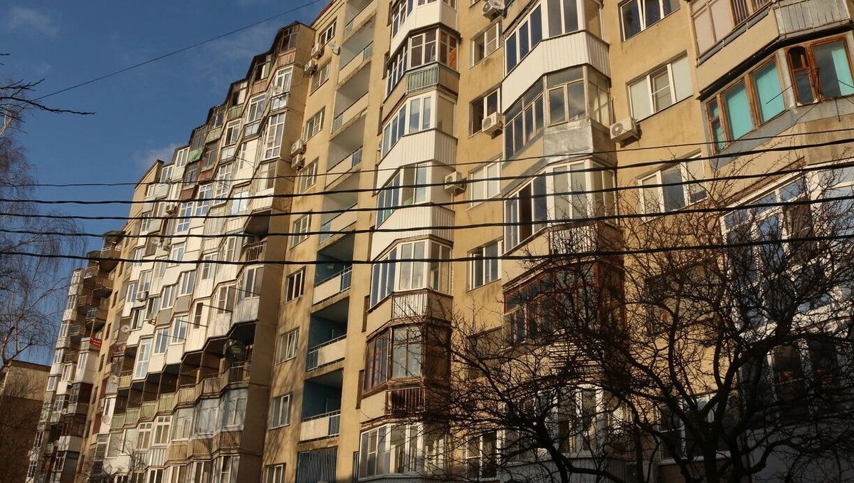    Что грозит ростовчанам за самовольно остекленные балконы и кондиционеры на фасадах домов?   1MI