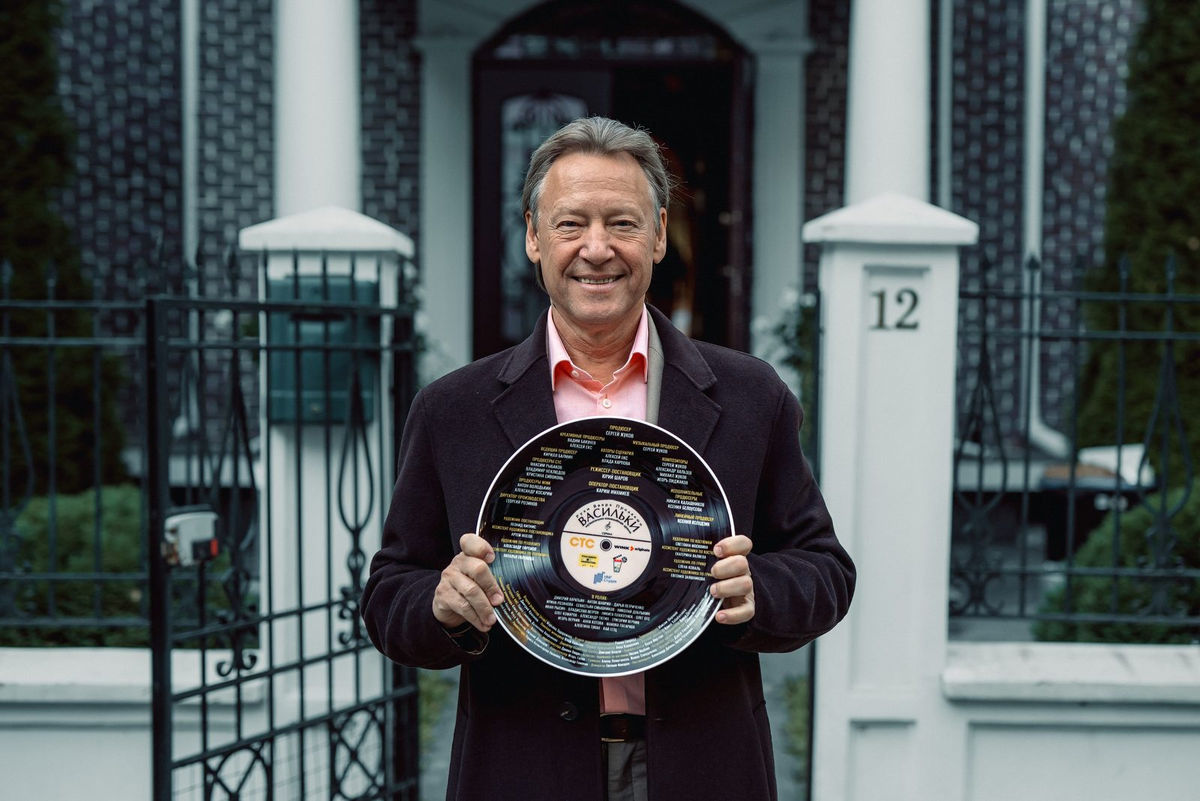 Дмитрий Харатьян на съемочной площадке сериала «ВИА «Васильки», 2025