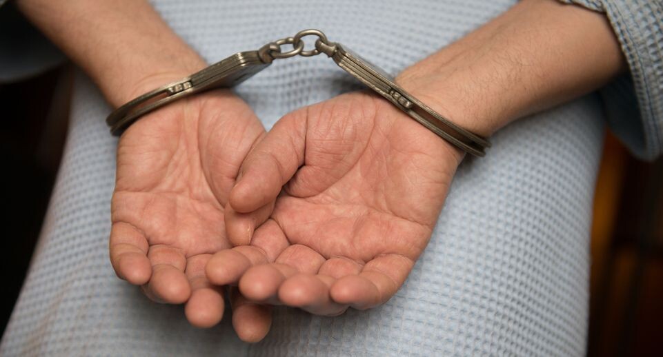    Мужчина в наручниках / Медиасток.рф