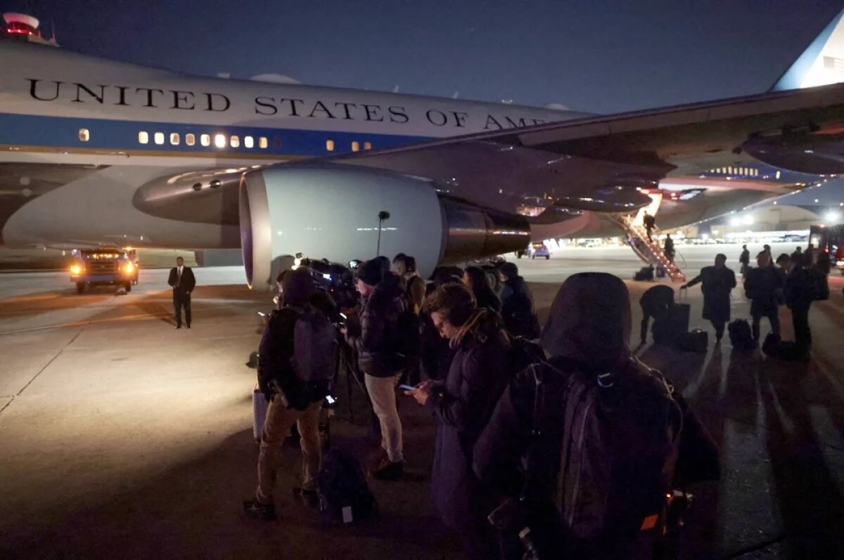    Вскоре после взлета самолет Дональда Трампа был вынужден вернуться на авиабазу Эндрюс.