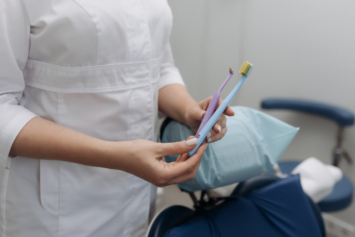 На фото: монопучковая щётка — фиолетового цвета, обычная щётка — голубого.