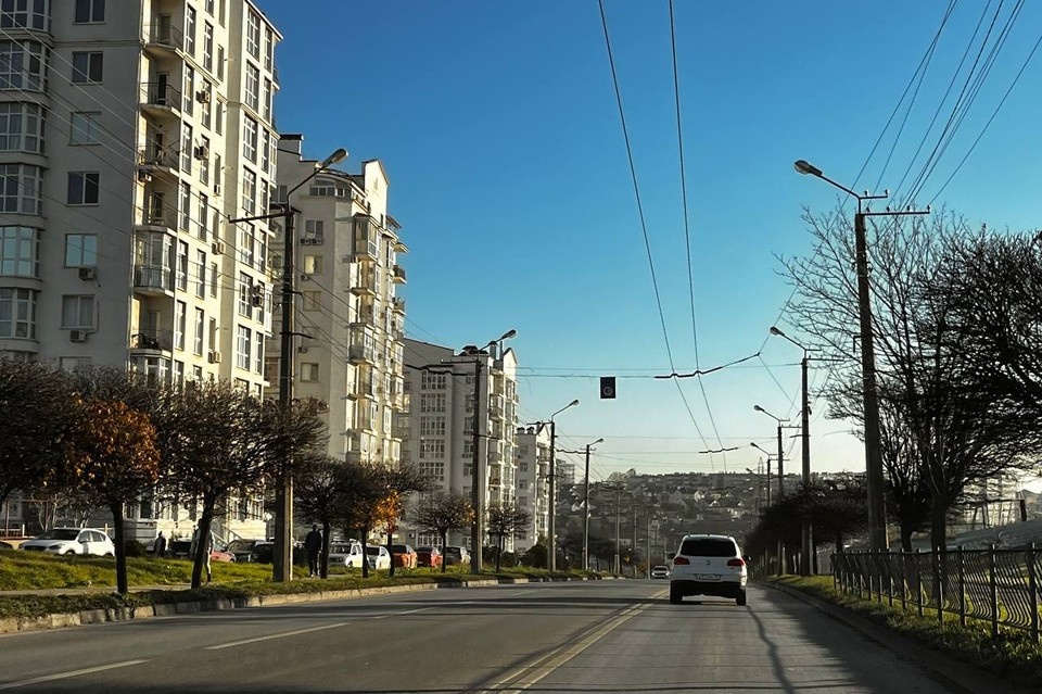    Ямы на дорогах в разных районах города залатали. Виктория Орлова