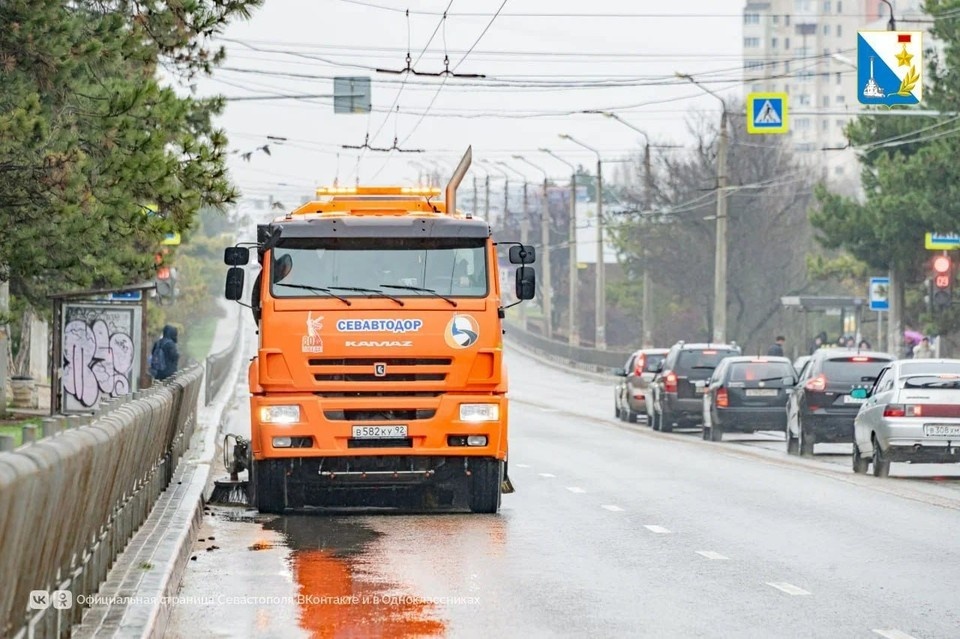    За очистку городских дорог от последствий непогоды отвечает «Севавтодор». Фото: Правительство Севастополя