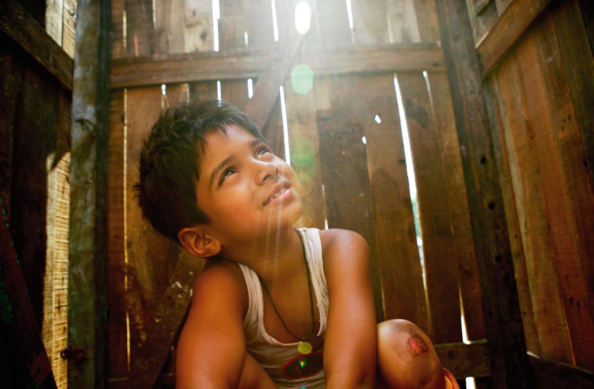 Кадр из фильма "Миллионер из трущоб" (2008)