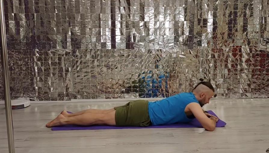 На изображении показано упражнение для увеличения подвижности в тазобедренном суставе