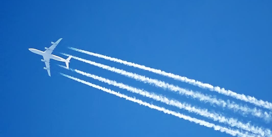 Белые следы в небе убивают планету? Неудобная правда об инверсионных следах
