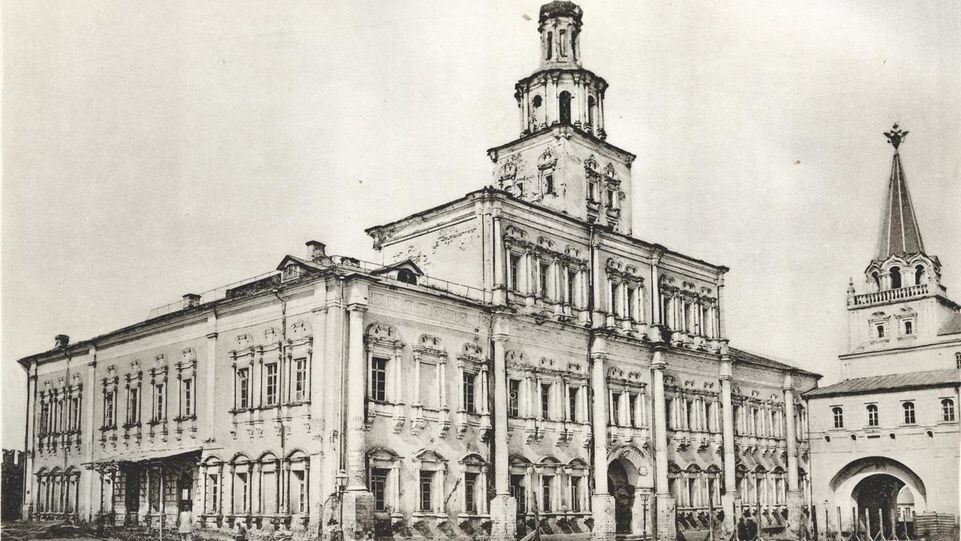    сommons.wikimedia. Первое здание Московского университета «Аптекарский дом»