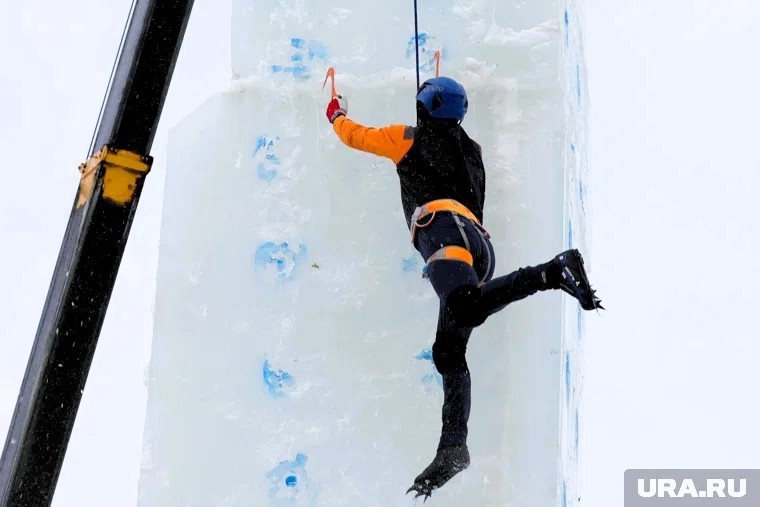 Покорение ледяной стены. Фото с сайта URA.RU