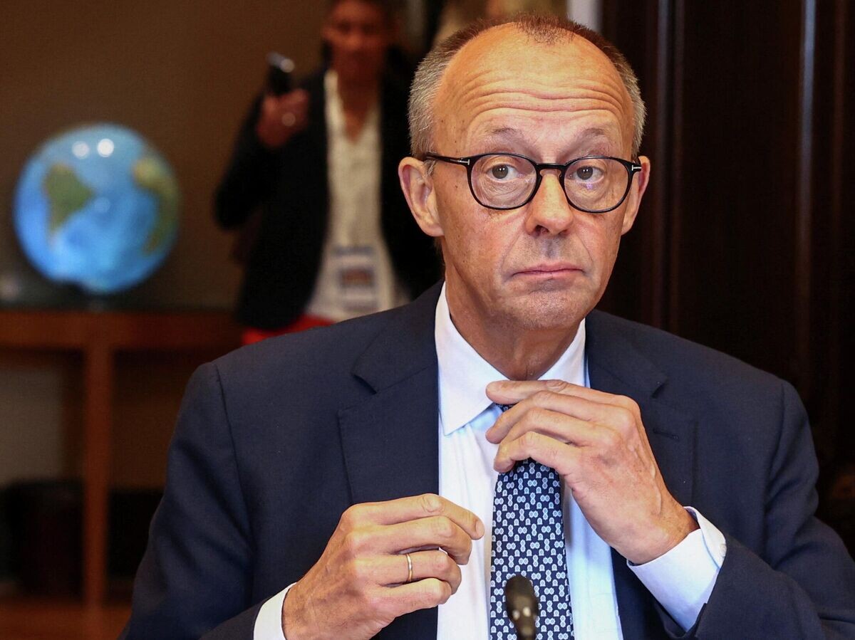    Канцлер Германии Фридрих Мерц во время двухдневного заседания кабинета министров на вилле Борзиг в Берлине | © AP Photo / Liesa Johannssen