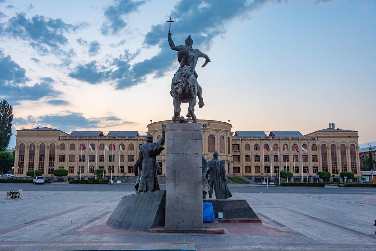 Памятник напоминает о важнейшей вехе в истории Армении. Источник: trabantos / Shutterstock / FOTODOM📷
