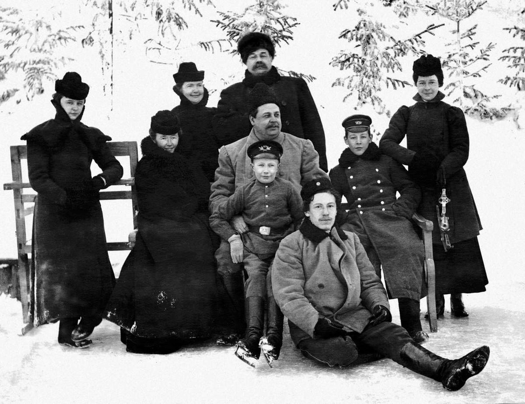 Управляющие заводом Г. И. Ковальский и Рыдзюнский в кругу семьи. Неизвестный автор, 1891 - 1909 год, Уфимская губ., Златоустовский у., г. Катав-Ивановск, Государственный исторический музей Южного Урала.
