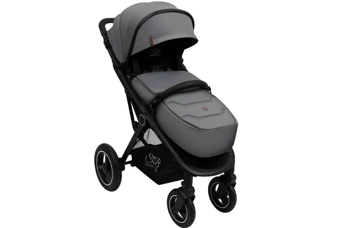 Коляска с хорошими, устойчивыми колесами. Она не завязнет в снегу и проедет по любой снежной каше. Источник: detmir.ru📷
