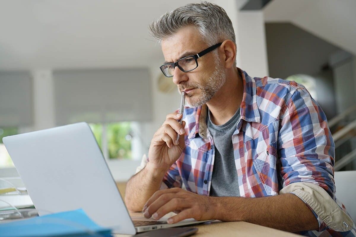 Узнать о долгах другого человека можно на сайте федеральных судебных приставов. Источник: goodluz / Shutterstock / FOTODOM📷
