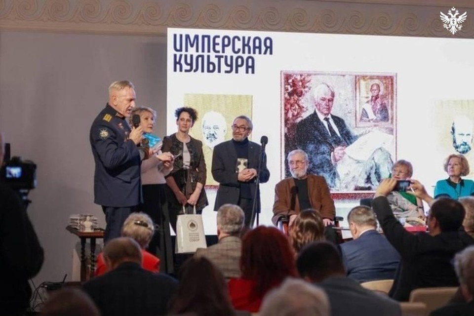    Скульптор Кореновский получили престижную премию в Москве. Фото: администрации Херсонской области