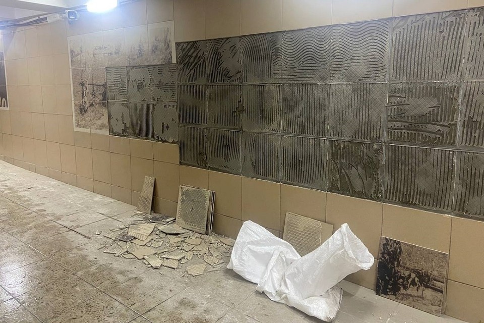    Плитку на стене обещают восстановить. Фото предоставлено неравнодушной ростовчанкой Марией.